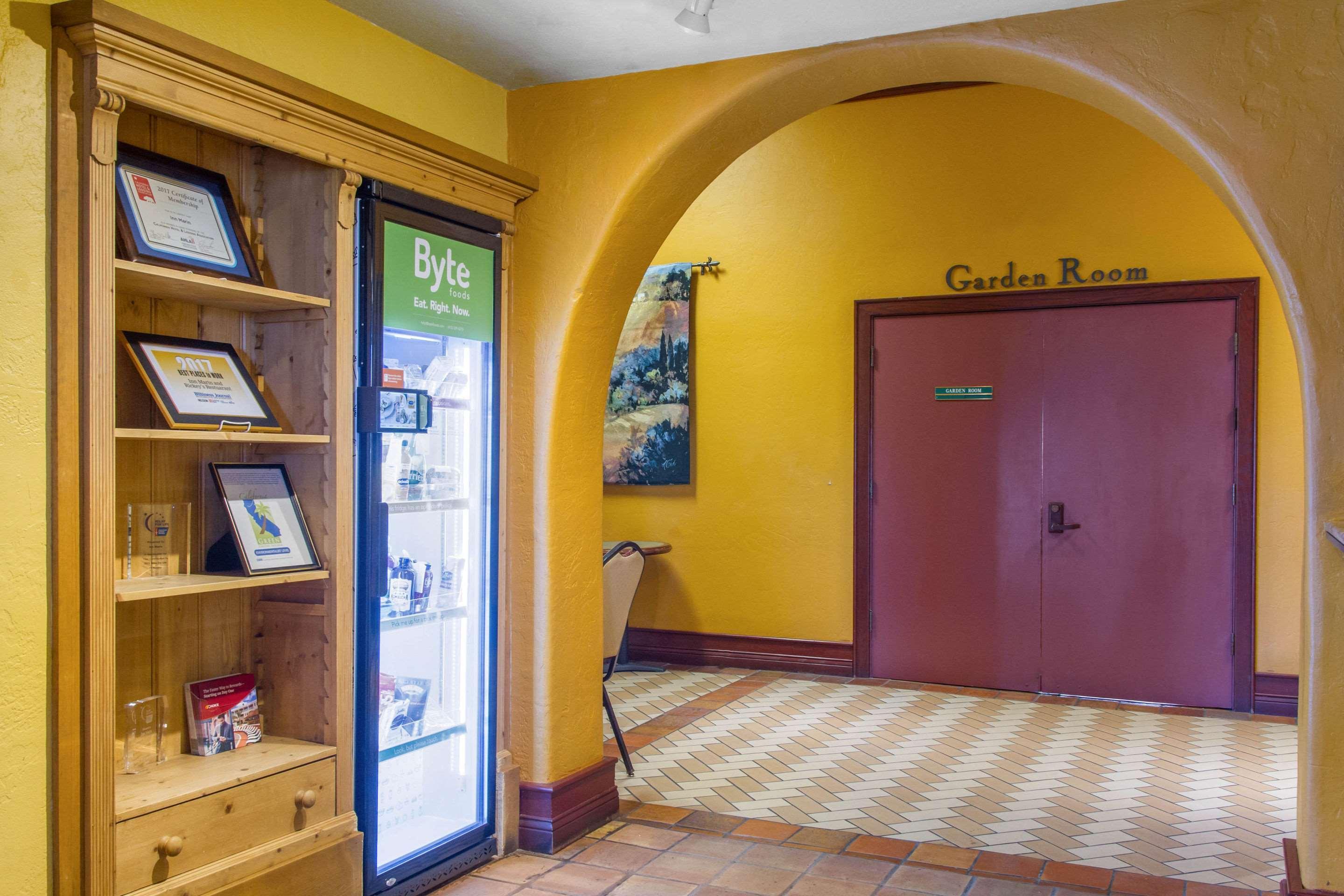 Inn Marin And Suites, Ascend Hotel Collection Новато Екстериор снимка