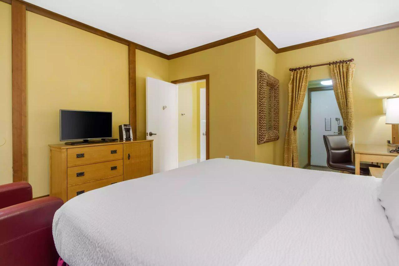 Inn Marin And Suites, Ascend Hotel Collection Новато Екстериор снимка