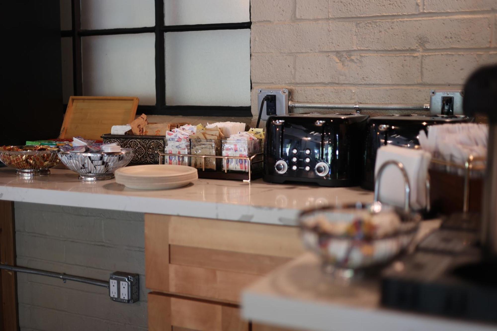 Inn Marin And Suites, Ascend Hotel Collection Новато Екстериор снимка